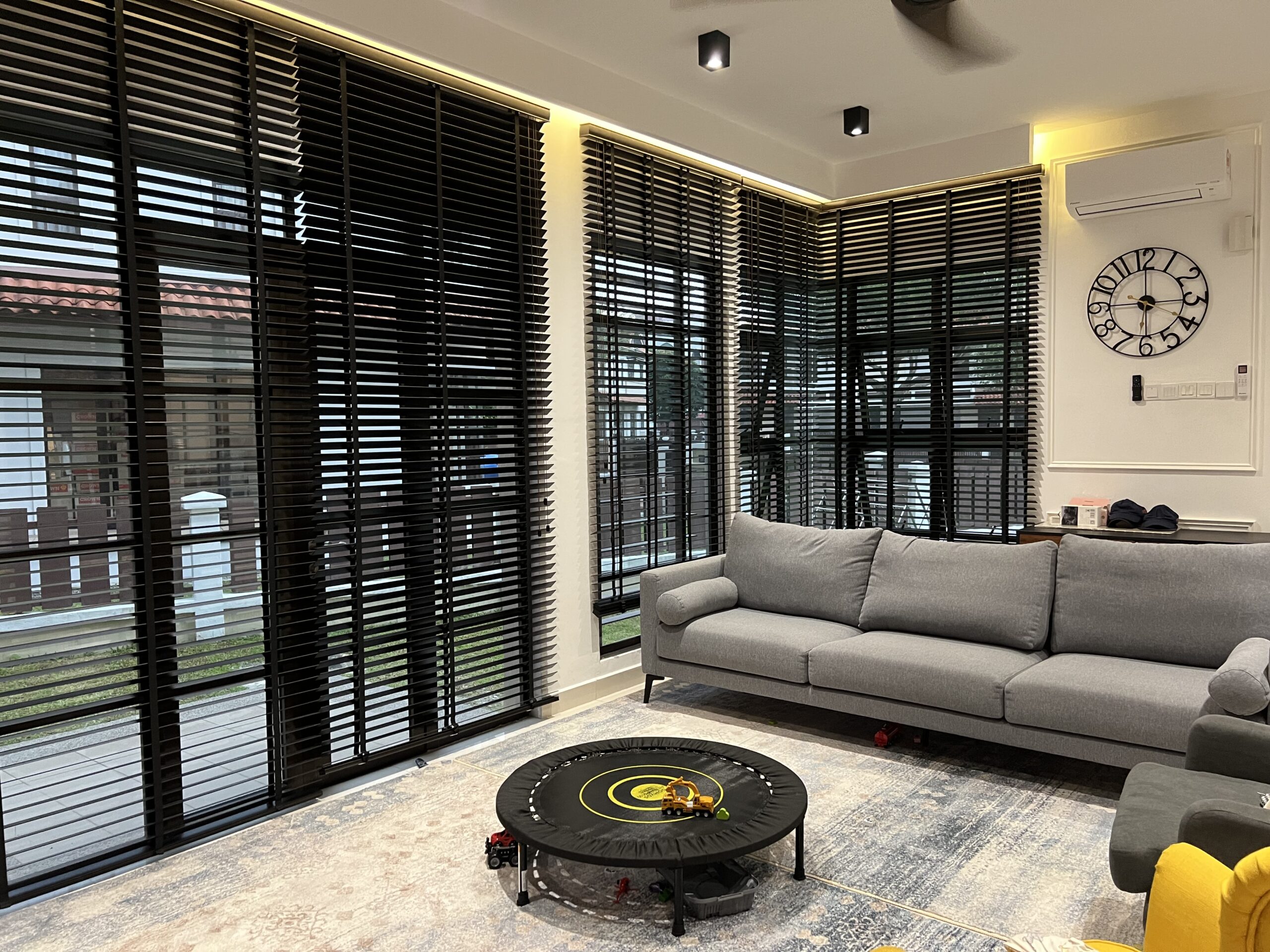 Wooden venetian blinds for large living room windows, bringing refined privacy, natural light control, and a modern interior finish.
